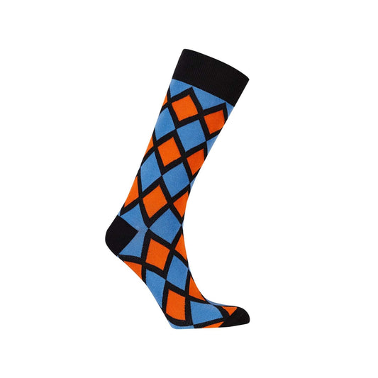 Calcetín de vestir celeste con un diseño de rombos en tonos naranja y negro, ideal para añadir un toque divertido y colorido a cualquier atuendo.