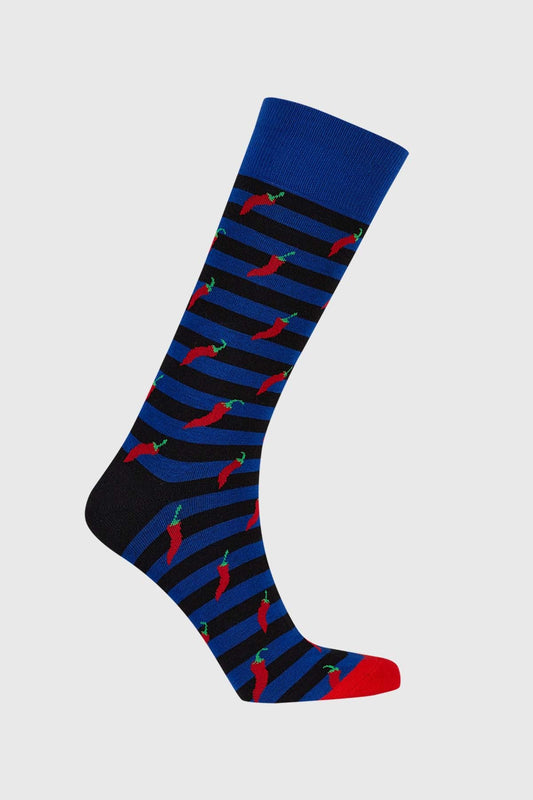 Calcetín de vestir azul con rayas negras y rojas, adornado con pequeños chiles rojos, ideal para los amantes de la cultura pop y el estilo único.