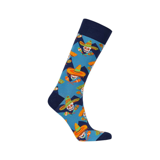 Calcetín azul con estampado de calaveras festivas en sombrero mexicano y maracas, ideal para fanáticos del Día de Muertos y la cultura mexicana.
