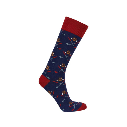 Calcetín azul oscuro con estampado de osos jugando hockey sobre hielo, detalles en rojo, ideal para fans de deportes y aventuras invernales.