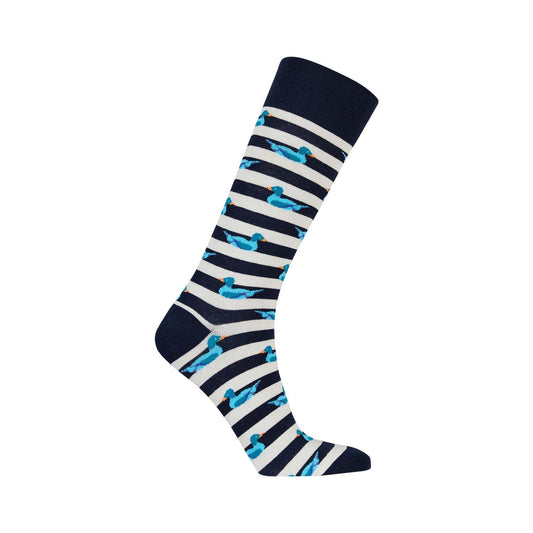 Calcetín blanco con rayas navy y patitos azules, ideal para los amantes de la diversión y la originalidad en su vestimenta.
