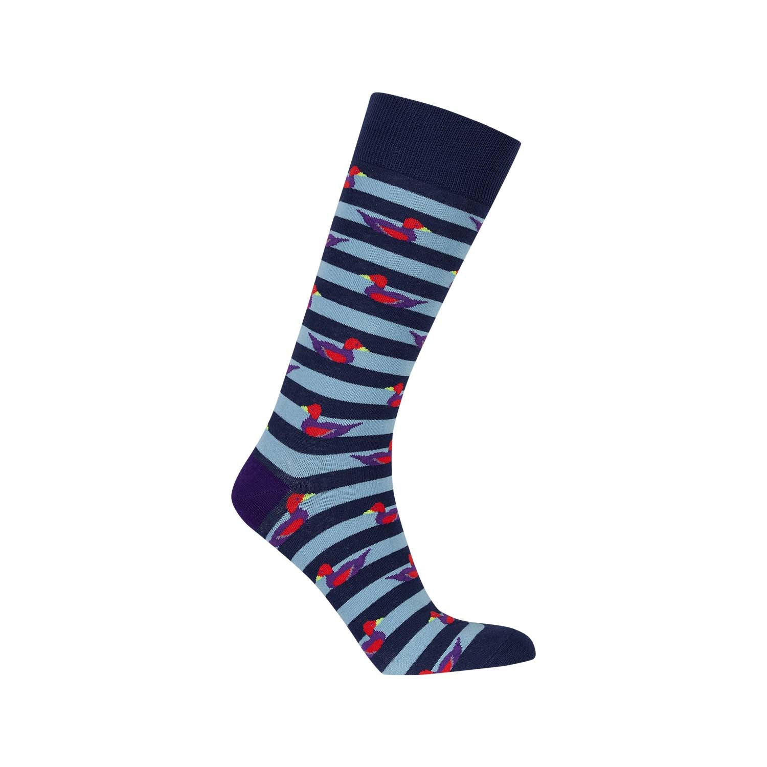 Calcetín celeste con rayas azul marino y estampado de aves en tonos rojos y morados, ideal para fans de la cultura pop que buscan un toque divertido.