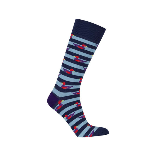 Calcetín celeste con rayas azul marino y estampado de aves en tonos rojos y morados, ideal para fans de la cultura pop que buscan un toque divertido.