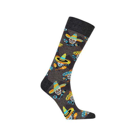 Calcetín gris con estampado colorido de calaveras festivas con sombreros mexicanos y maracas, ideal para los amantes de la cultura pop y el Día de Muertos.