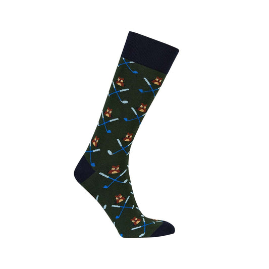 Calcetín verde con estampado de pequeños zorros y palos de golf cruzados en azul, ideal para fanáticos del golf y la naturaleza.