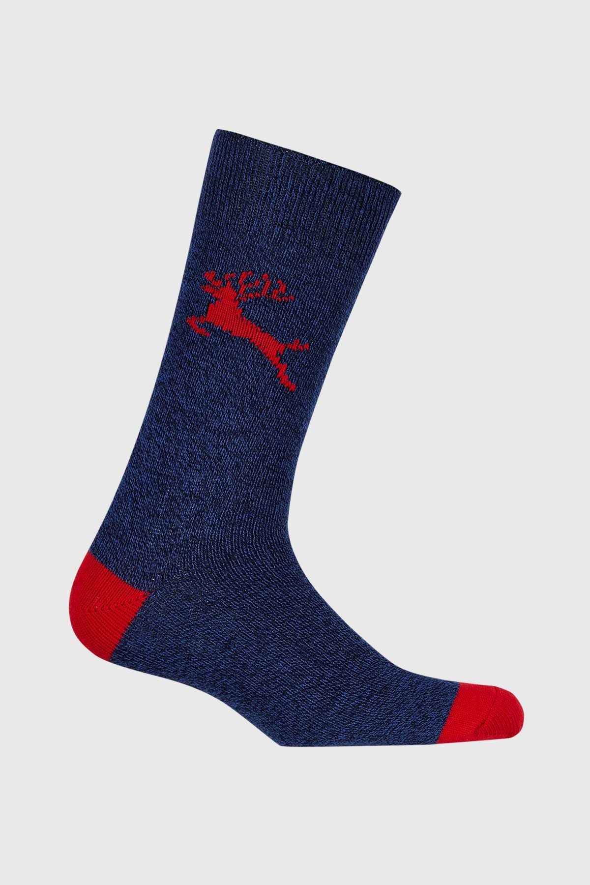 Calcetín de vestir azul oscuro con detalles en rojo, presenta un diseño de un ciervo en el lateral, ideal para fans de la naturaleza y aventuras.