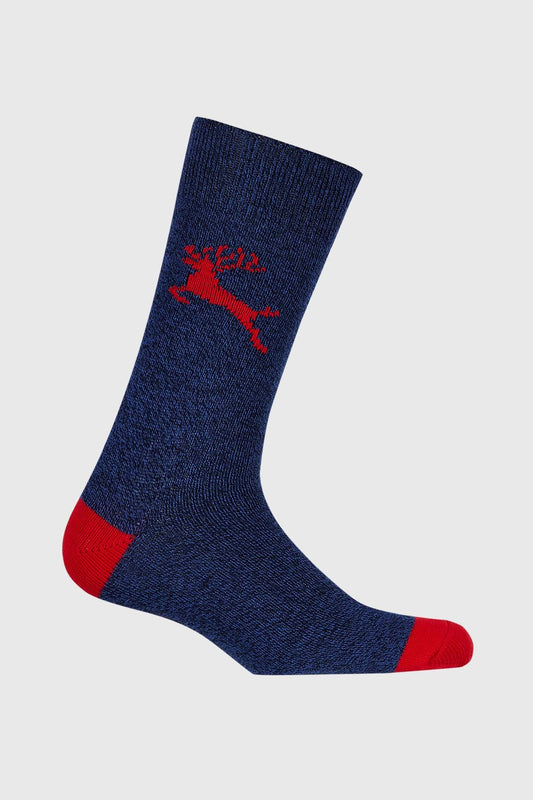 Calcetín de vestir azul oscuro con detalles en rojo, presenta un diseño de un ciervo en el lateral, ideal para fans de la naturaleza y aventuras.