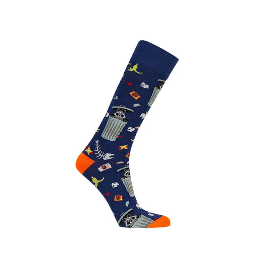 Calcetín de vestir azul con estampado divertido de un mapache en un basurero, adornado con objetos icónicos y coloridos, ideal para fans de la cultura pop.