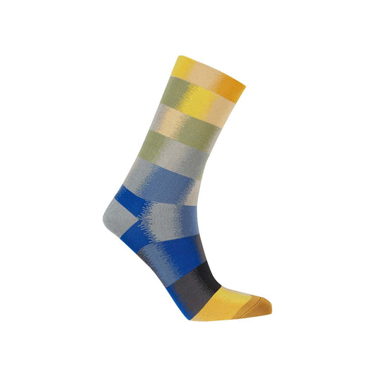 Calcetín de vestir mostaza con un diseño de rayas en tonos azul, gris y verde que evocan un estilo moderno y colorido, ideal para un look casual.