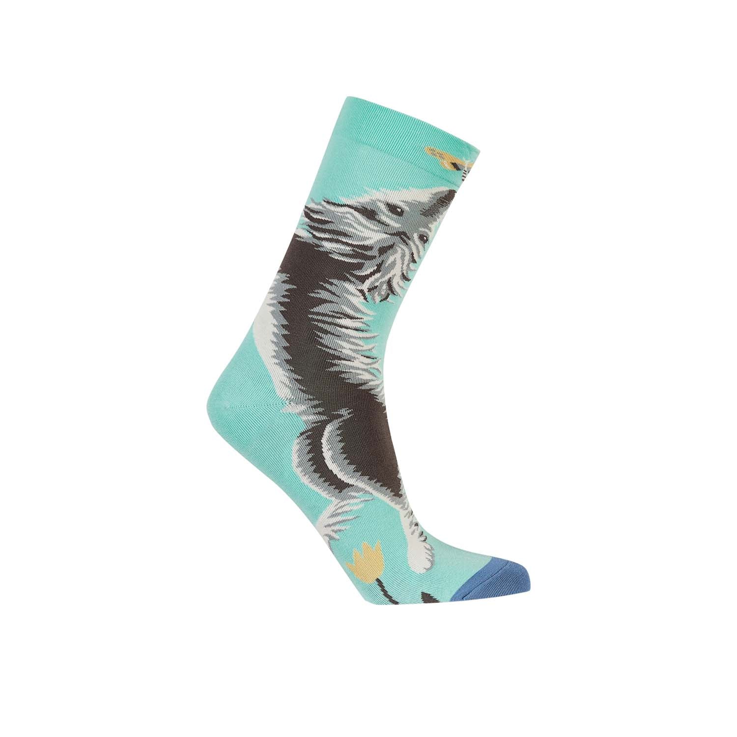 Calcetín de vestir verde con ilustración de un perro saltando, detalles en gris y azul, ideal para amantes de mascotas y estilo divertido.