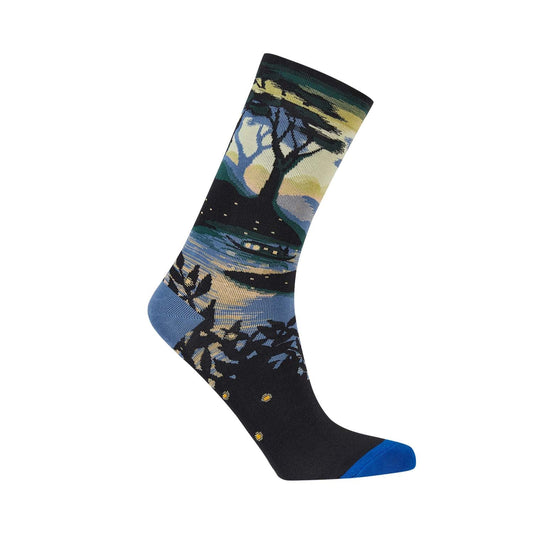 Calcetín de vestir azul con diseño artístico que evoca un paisaje nocturno, con árboles y un lago iluminado, ideal para fanáticos de la estética visual.