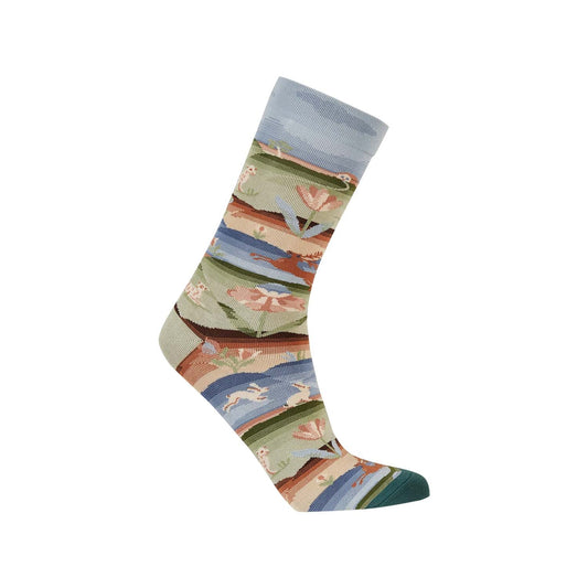 Calcetín de vestir celeste con un diseño vibrante que muestra un paisaje de naturaleza con flamencos y vegetación, ideal para quienes aman el estilo único.