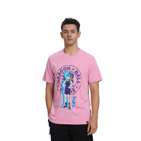 Polera rosada de Dragon Ball con ilustración de Bulma en pose segura, rodeada de un círculo que dice 'DRAGON BALL', un diseño vibrante y lleno de energía.
