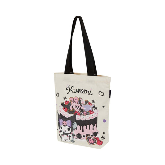 Bolsa mediana blanca con ilustración de Kuromi sosteniendo una cuchara junto a un pastel decorado con dulces, en un estilo colorido y divertido.