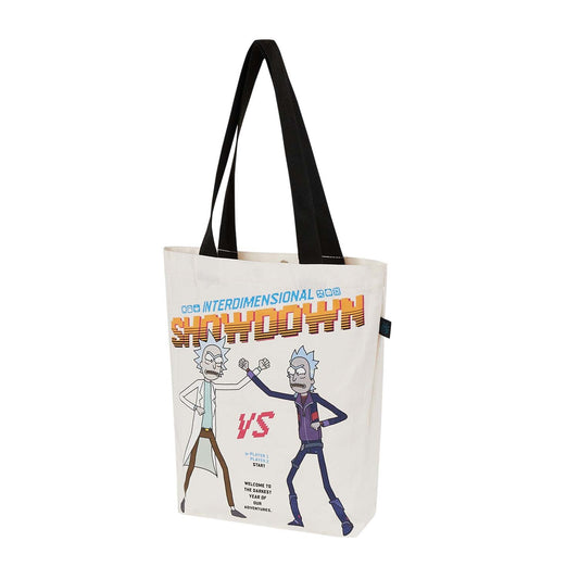 Bolsa mediana blanca con estampado de Rick y Rick Prime en duelo interdimensional, diseño vibrante y divertido que captura la esencia de la serie.