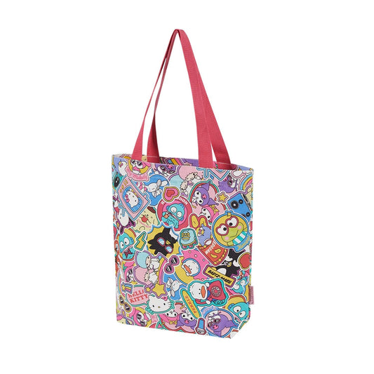 Bolsa mediana rosa con estampado vibrante de Hello Kitty y sus amigos, repleta de stickers coloridos y divertidos personajes en un diseño alegre.