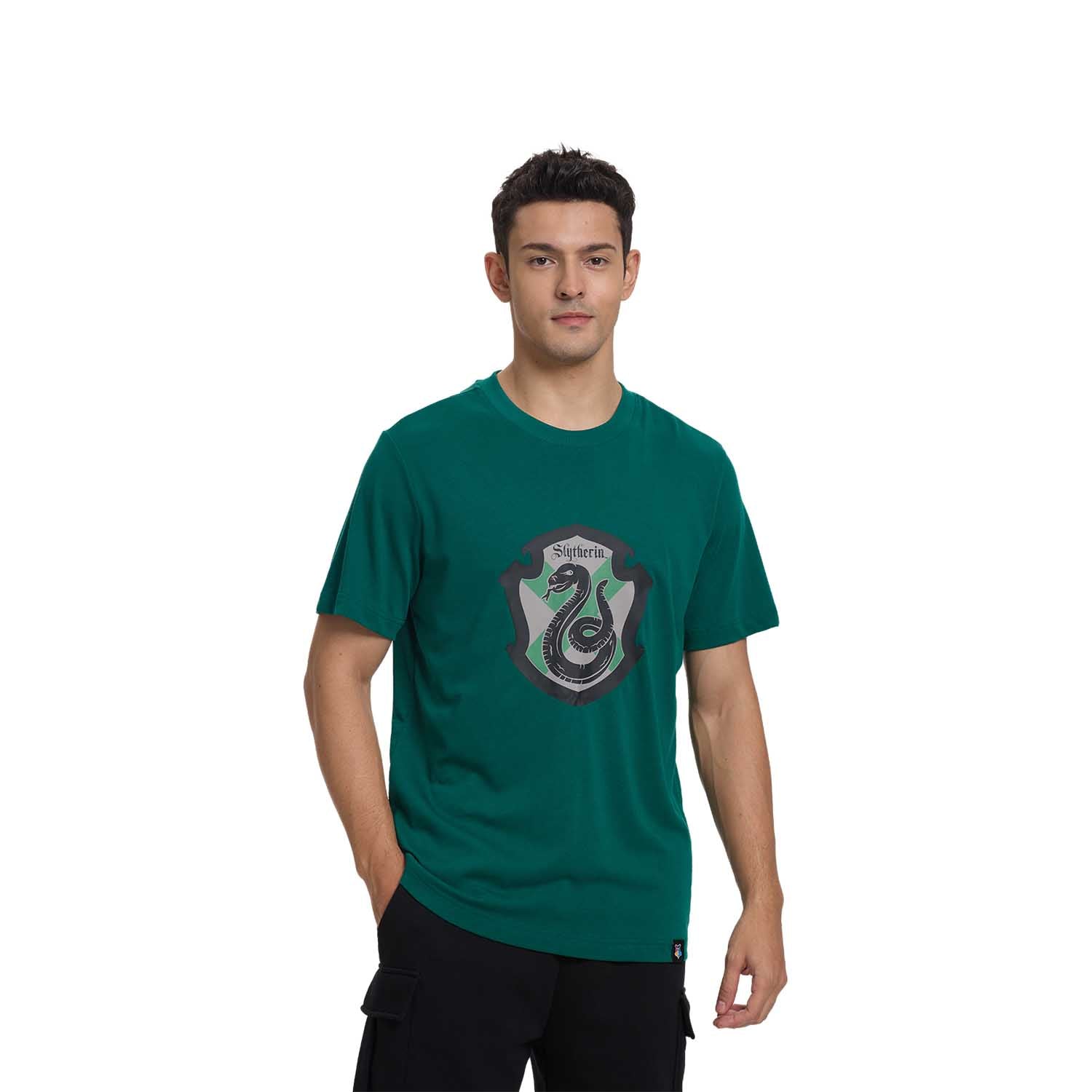 Polera verde Slytherin de algodón con escudo y serpiente en el centro, ideal para fanáticos de Harry Potter que quieren mostrar su orgullo por la casa.