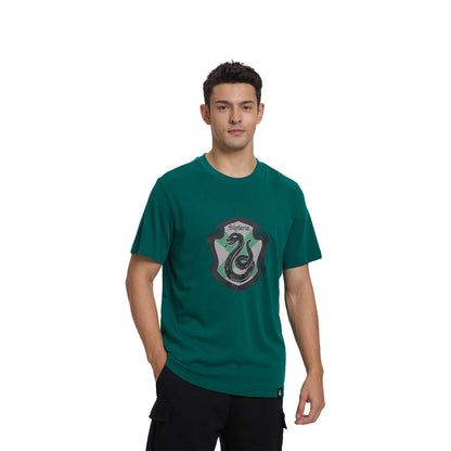 Polera verde Slytherin de algodón con escudo y serpiente en el centro, ideal para fanáticos de Harry Potter que quieren mostrar su orgullo por la casa.