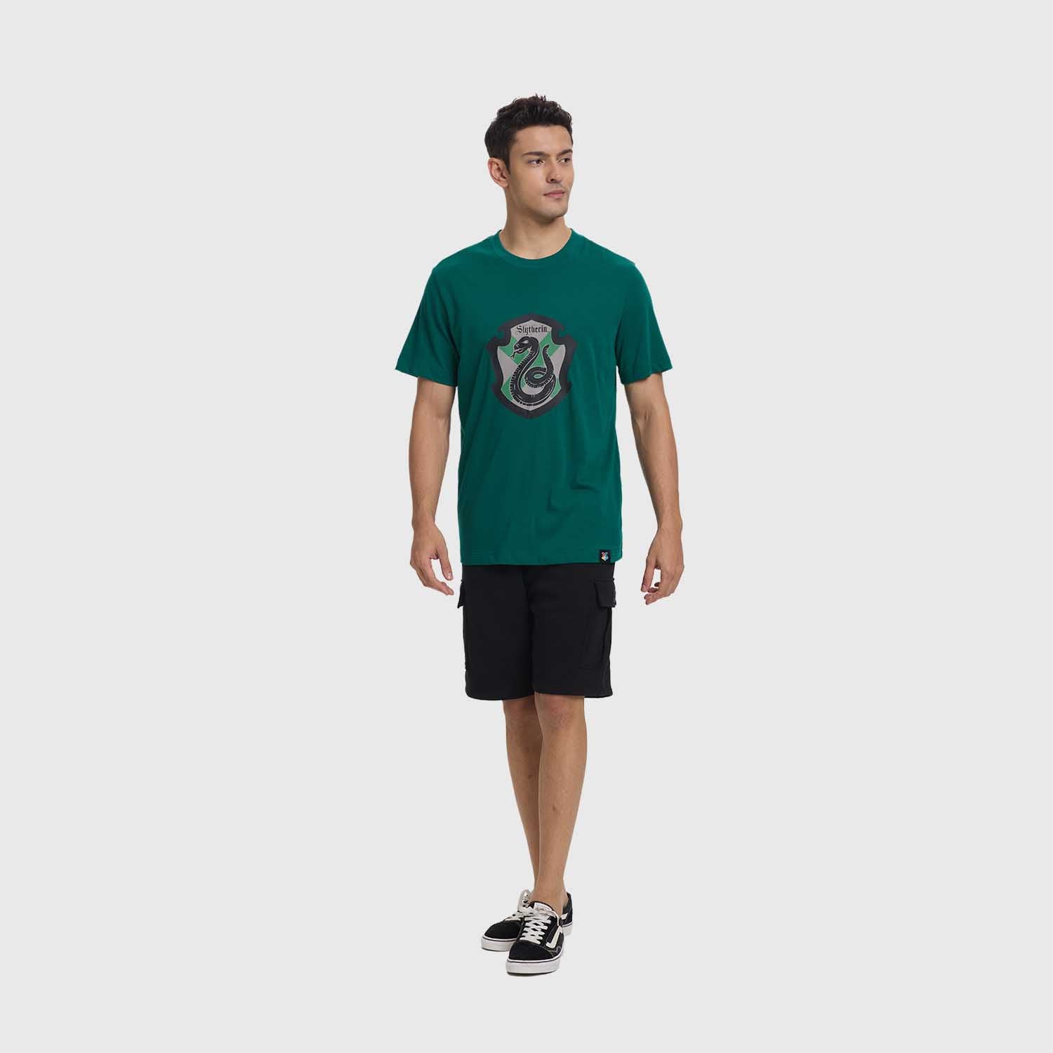 Polera verde Slytherin de algodón con escudo y serpiente en el centro, ideal para fanáticos de Harry Potter que quieren mostrar su orgullo por la casa.