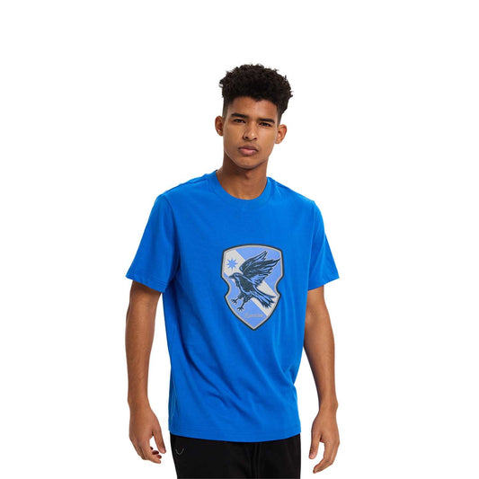 Polera azul vibrante de Ravenclaw con un escudo que presenta un águila en vuelo, símbolo de sabiduría y creatividad, ideal para los fans de Harry Potter.