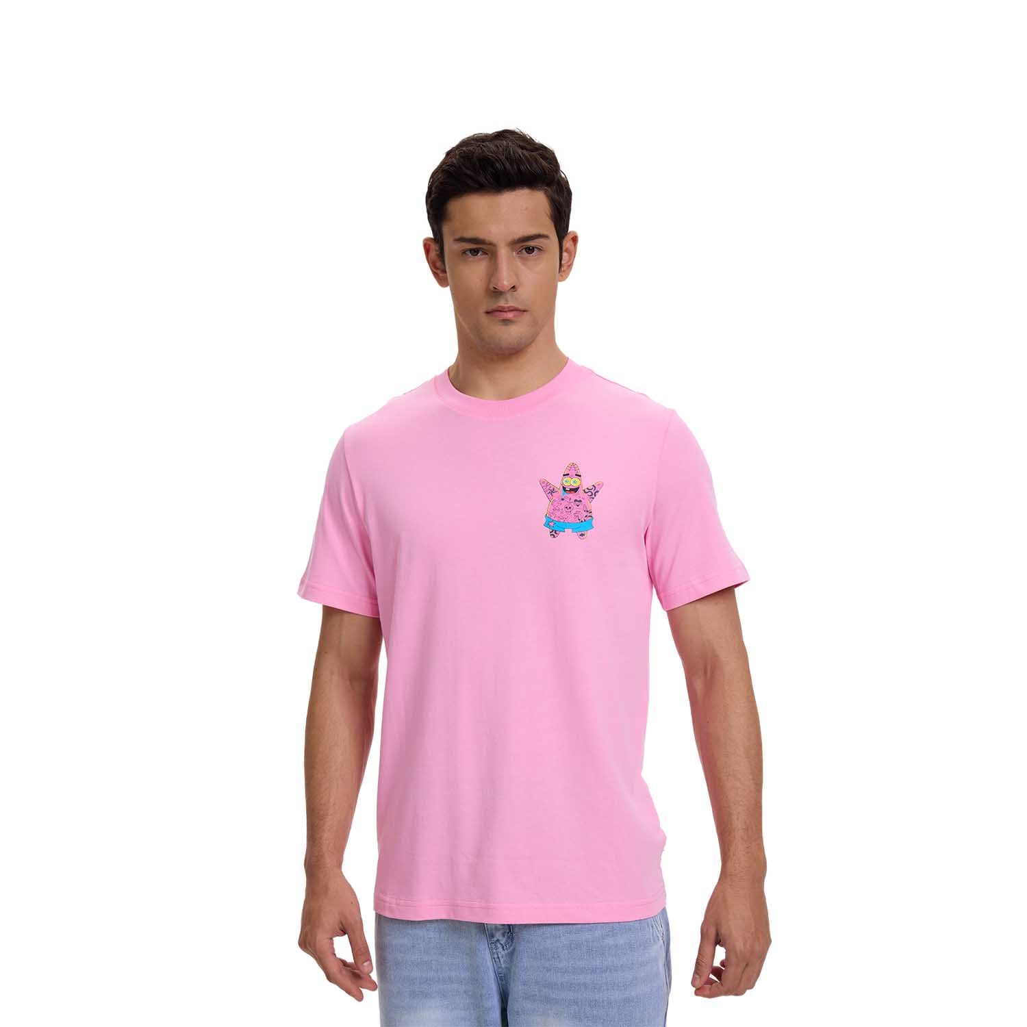 Polera rosa con estampado frontal de Patricio, el icónico personaje de Bob Esponja, luciendo gafas de sol y su característico short azul, ideal para fans del universo de Fondo de Bikini.