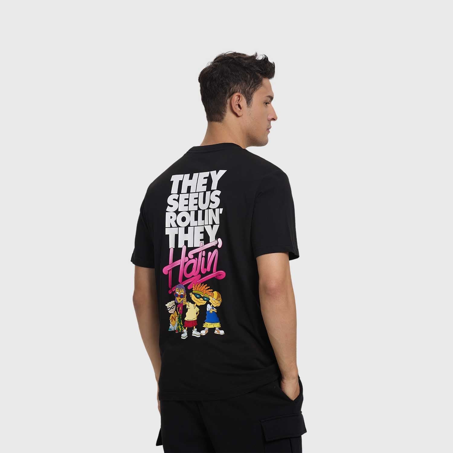 Polera negra de algodón con un logo retro de Rocket Power en amarillo, evocando la energía y amistad de la serie animada, ideal para fans nostálgicos.