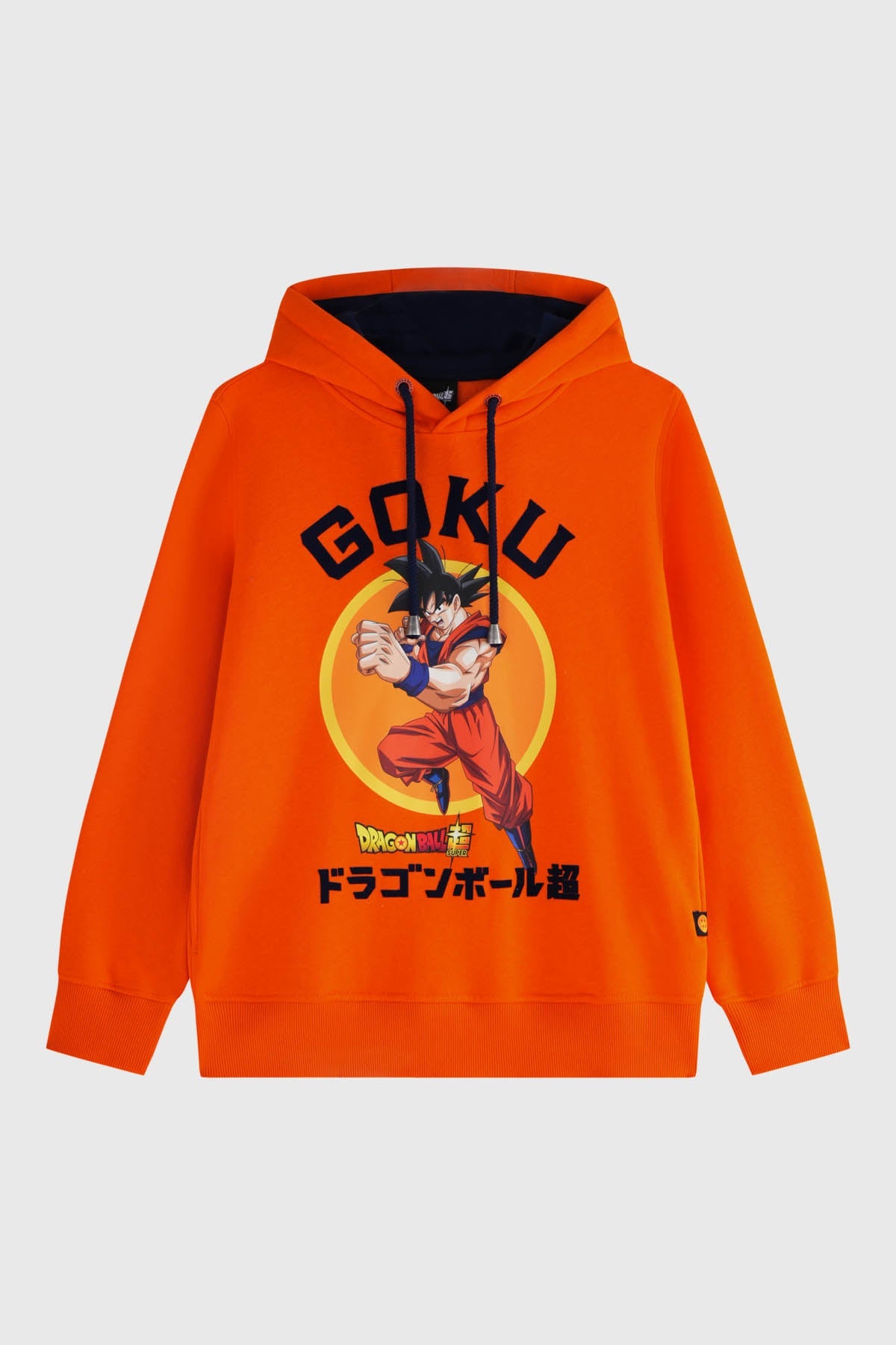 Polerón naranja de Dragon Ball con ilustración de Goku en pose de combate, fondo circular amarillo, texto en japonés y logotipo, ideal para fans.