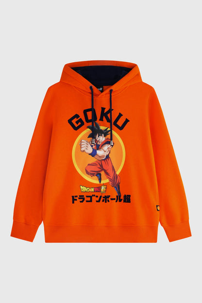 Polerón naranja de Dragon Ball con ilustración de Goku en pose de combate, fondo circular amarillo, texto en japonés y logotipo, ideal para fans.