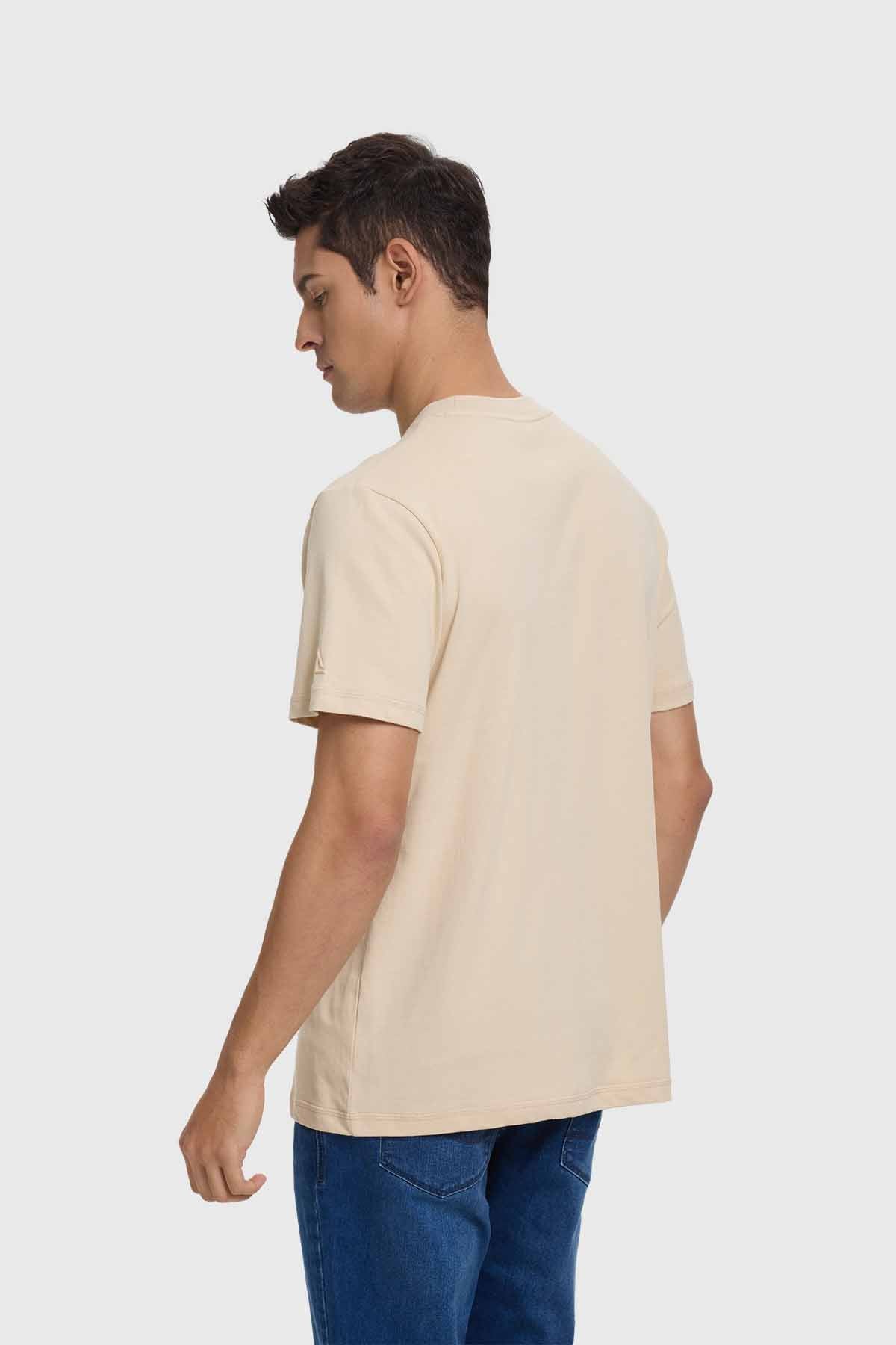 Polera lisa beige de algodón con bolsillo frontal, estilo minimalista, ideal para combinar con cualquier look casual.