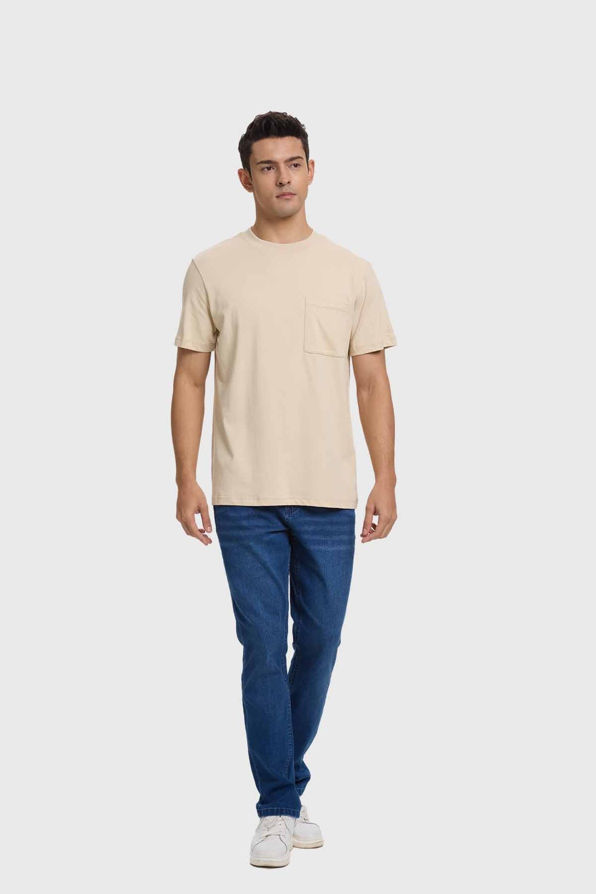 Polera lisa beige de algodón con bolsillo frontal, estilo minimalista, ideal para combinar con cualquier look casual.