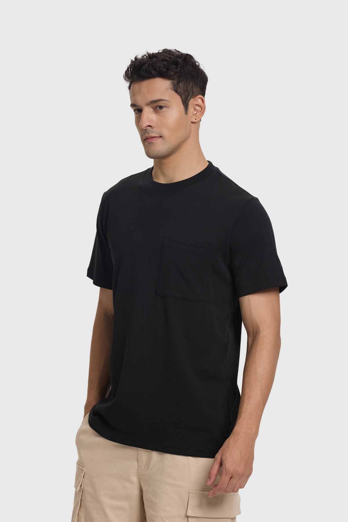 Polera negra de algodón con bolsillo frontal, diseño minimalista ideal para fanáticos que buscan estilo y comodidad en su día a día.