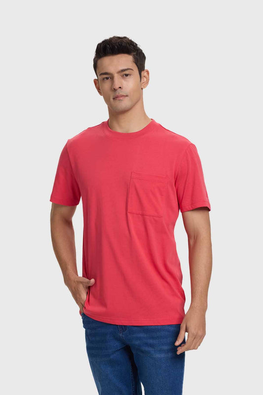 Polera lisa roja de algodón con bolsillo frontal, diseño simple y moderno, ideal para los fanáticos que buscan comodidad y estilo en su día a día.