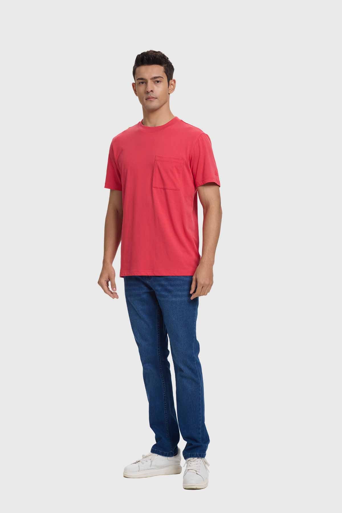 Polera lisa roja de algodón con bolsillo frontal, diseño simple y moderno, ideal para los fanáticos que buscan comodidad y estilo en su día a día.