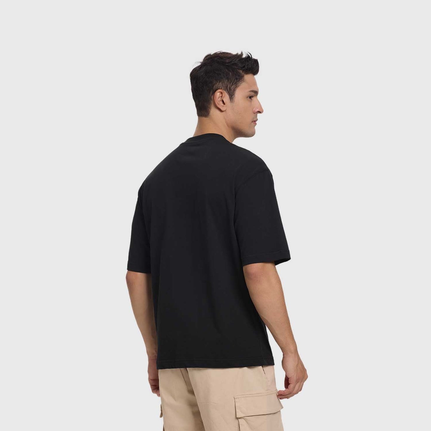 Polera oversize negra de algodón con un sutil logo en el pecho, ideal para los fanáticos que buscan comodidad y estilo en su vestimenta diaria.