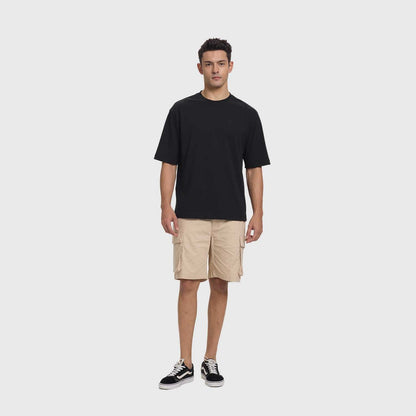 Polera oversize negra de algodón con un sutil logo en el pecho, ideal para los fanáticos que buscan comodidad y estilo en su vestimenta diaria.