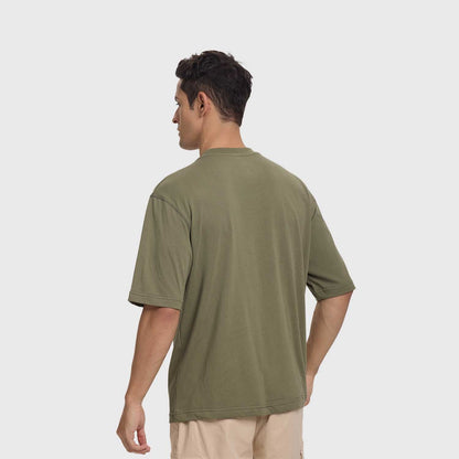 Polera oversize verde de algodón con un discreto logo en el pecho, ideal para quienes buscan comodidad y estilo casual.