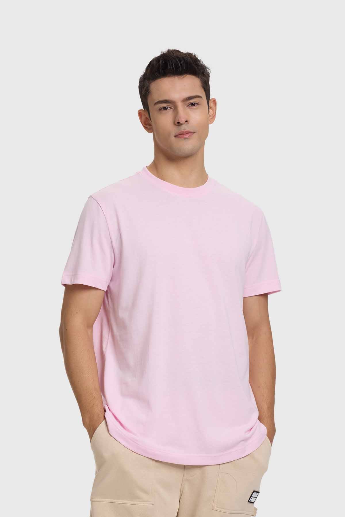 Polera oversize de color rosado con un diseño minimalista en el pecho, ideal para quienes buscan comodidad y estilo en su vestimenta diaria.