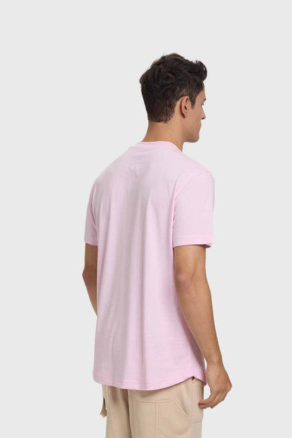 Polera oversize de color rosado con un diseño minimalista en el pecho, ideal para quienes buscan comodidad y estilo en su vestimenta diaria.