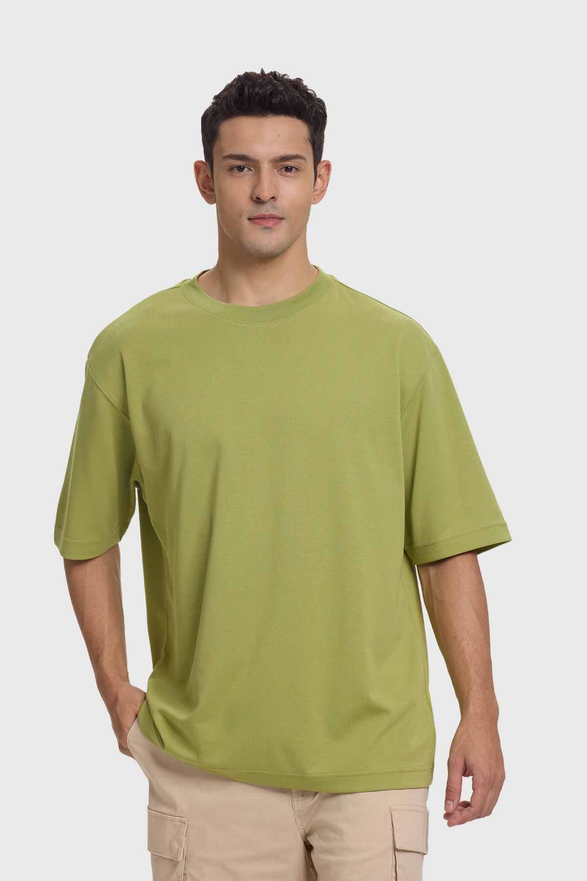 Polera oversize verde de algodón, con un diseño minimalista y logo sutil en el pecho, ideal para los fanáticos de la moda urbana.