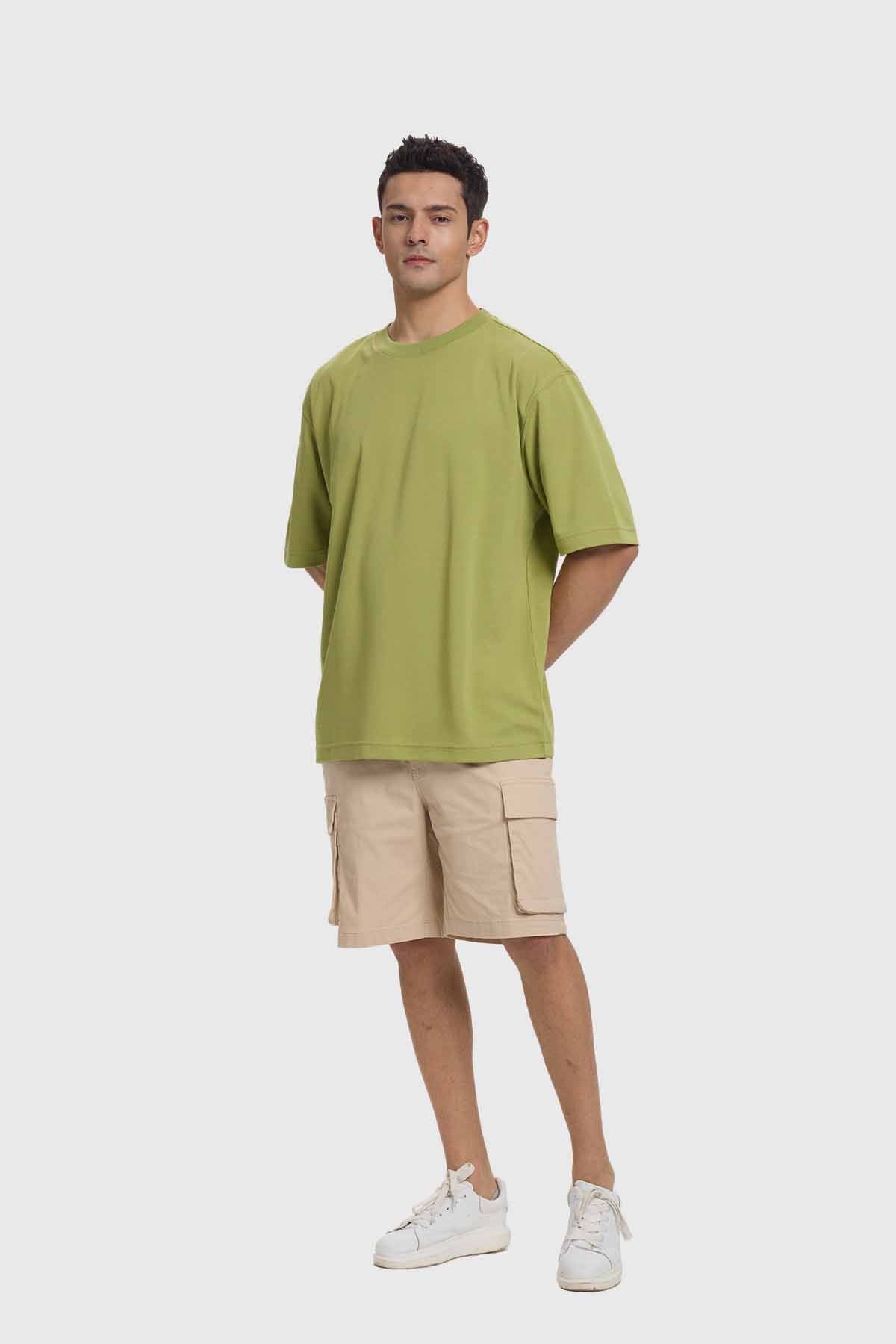 Polera oversize verde de algodón, con un diseño minimalista y logo sutil en el pecho, ideal para los fanáticos de la moda urbana.