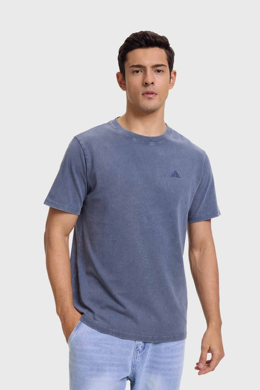 Polera lisa azul de algodón 100% con un diseño minimalista, ideal para fanáticos que buscan comodidad y estilo en su vestimenta diaria.