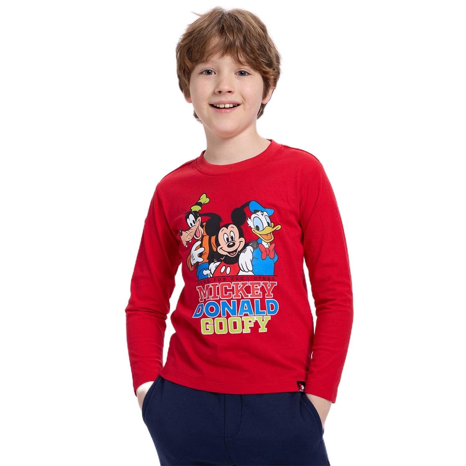Polera roja de algodón con estampado de Mickey Mouse, Donald Duck y Goofy en estilo cartoon, resaltando sus icónicas sonrisas y nombres en letras coloridas.