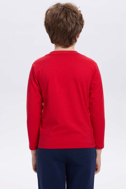 Polera roja de algodón con estampado de Mickey Mouse, Donald Duck y Goofy en estilo cartoon, resaltando sus icónicas sonrisas y nombres en letras coloridas.