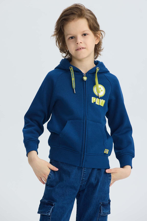 Polerón azul oscuro de Paw Patrol con capucha, presenta un logo circular amarillo y la palabra 'PAW' en un vibrante tono, ideal para pequeños aventureros.
