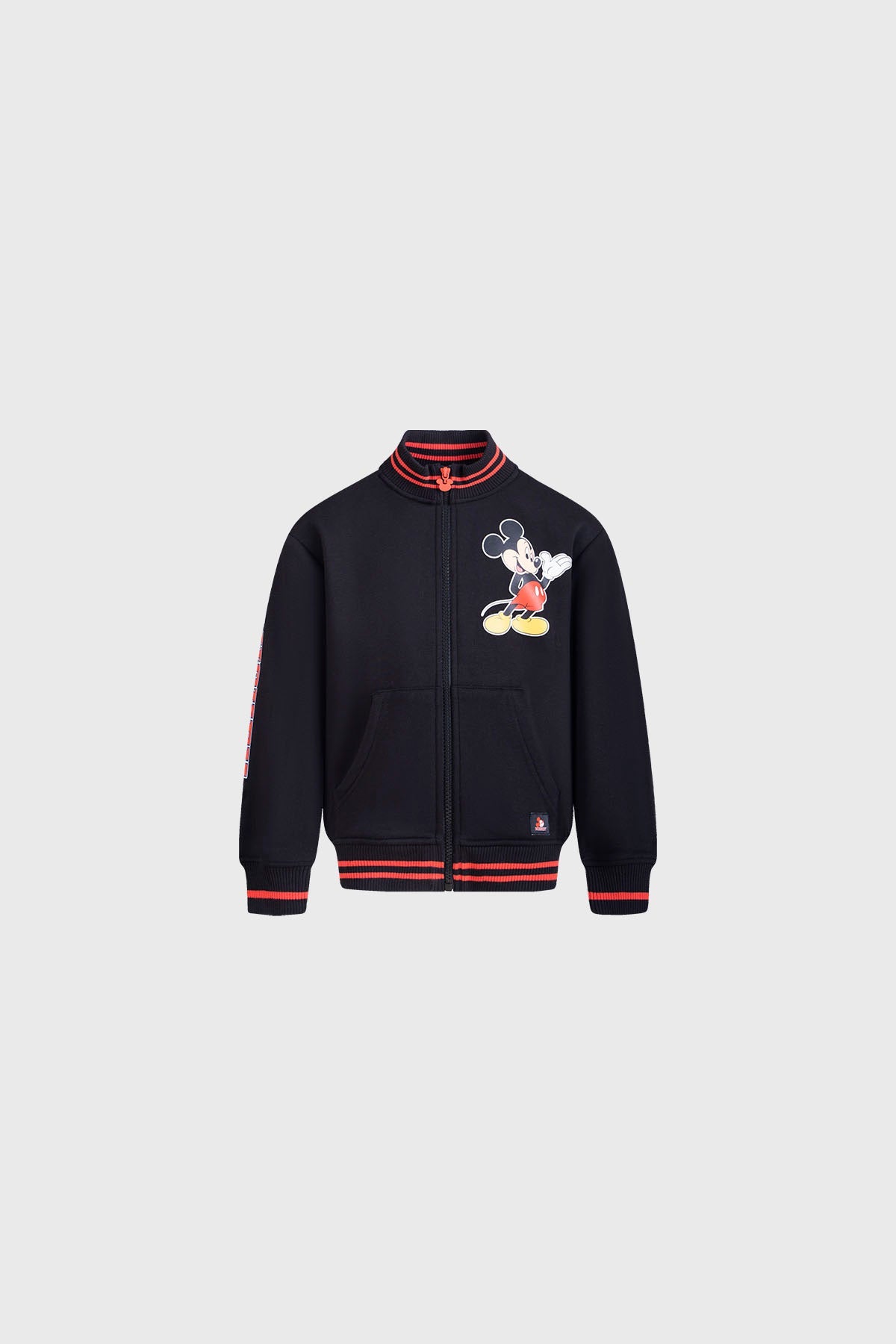 Polerón negro con detalles en rojo, presenta a Mickey Mouse en una pose icónica, ideal para fans de Disney que buscan estilo y comodidad.