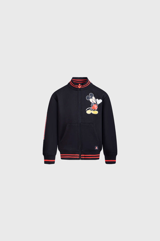 Polerón negro con detalles en rojo, presenta a Mickey Mouse en una pose icónica, ideal para fans de Disney que buscan estilo y comodidad.