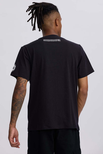 Polera gris marengo de algodón con un diseño de Stormtrooper en ilustración digital, resaltando su icónica armadura y naves TIE, ideal para fans de Star Wars.