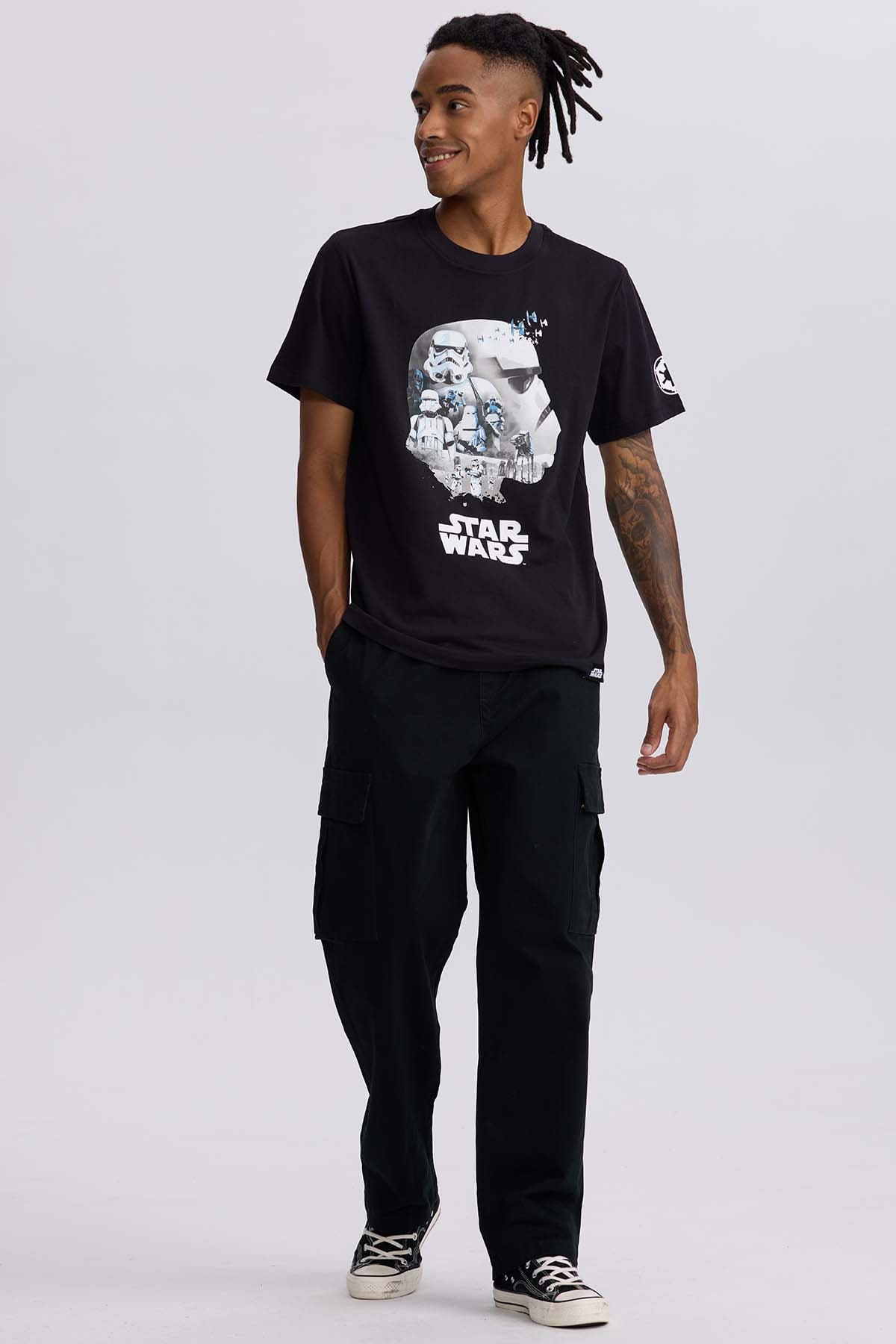 Polera gris marengo de algodón con un diseño de Stormtrooper en ilustración digital, resaltando su icónica armadura y naves TIE, ideal para fans de Star Wars.