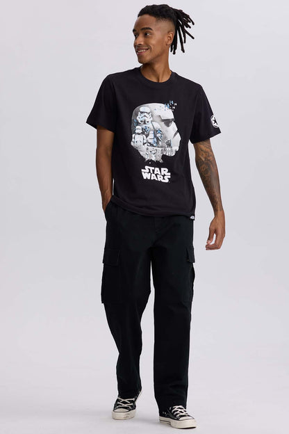 Polera gris marengo de algodón con un diseño de Stormtrooper en ilustración digital, resaltando su icónica armadura y naves TIE, ideal para fans de Star Wars.