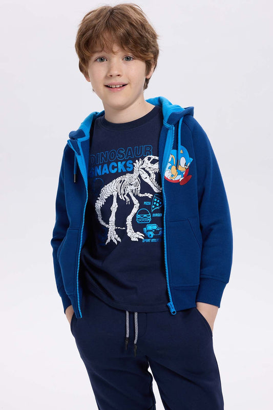 Polerón azul con capucha y detalles en azul celeste, presenta un estampado de Sonic en la parte izquierda, ideal para fans de videojuegos.